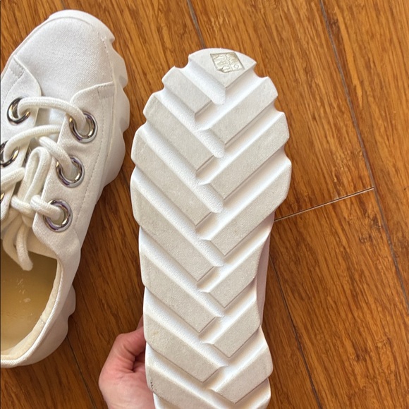 Stylish White Platform Athletic Shoes - Picture 7 of 7